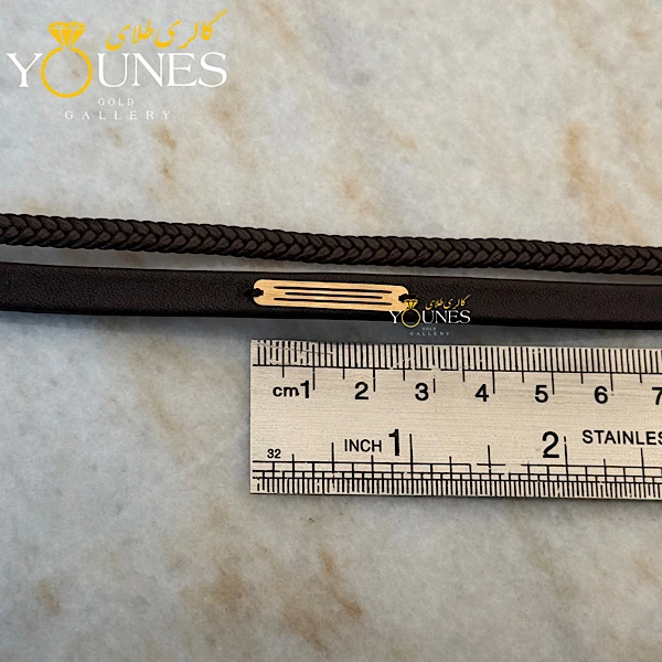 دستبند طلا مردانه چرم گیس بافت قهوه‌ای مات